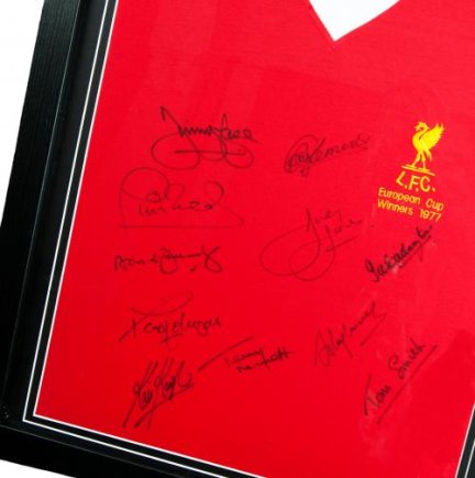 Футболка с автографами Ф.К. Ливерпуль. Победители Кубка Европы 1977 года